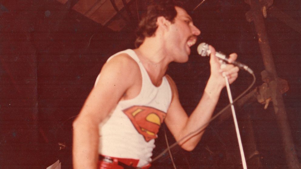 Freddie Mercury sobre el escenario de Vélez. La banda se emocionó al escuchar al público cantar sus canciones en inglés (Archivo Personal)