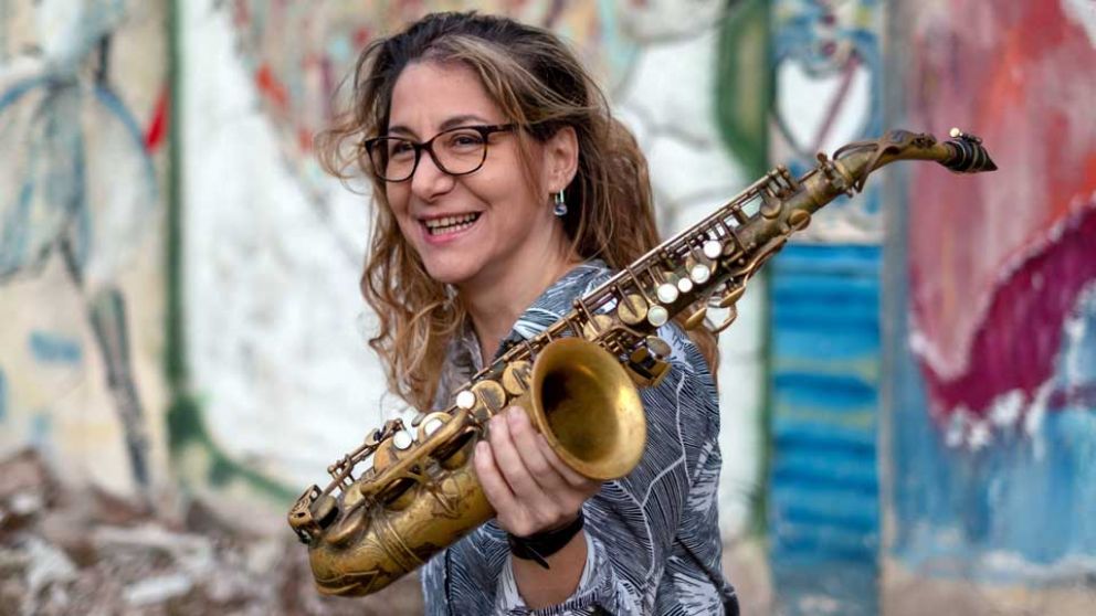 Yamile Burich copa la escena local con su saxo 
