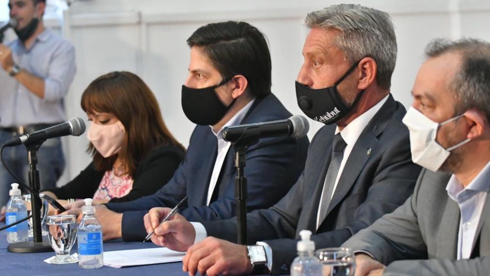 Trotta y Arcioni firmaron un acuerdo con los gremios y auxiliares