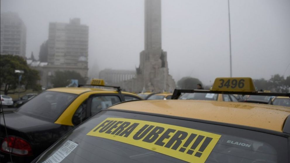 Taxistas y remiseron rechazaron la llegada de Uber