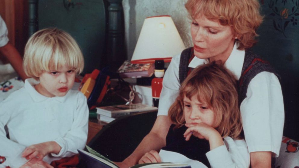 Mia Farrow con sus hijos