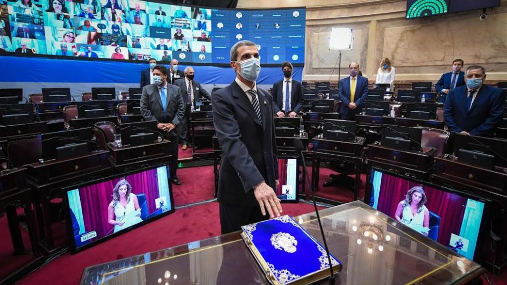 El flamante senador realizó un homenaje al ex mandatario.