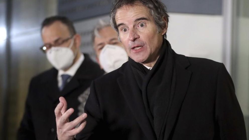 El argentino Rafael Grossi, titular de la AIEA, habla con los periodistas en el Aeropuerto Internacional de Viena