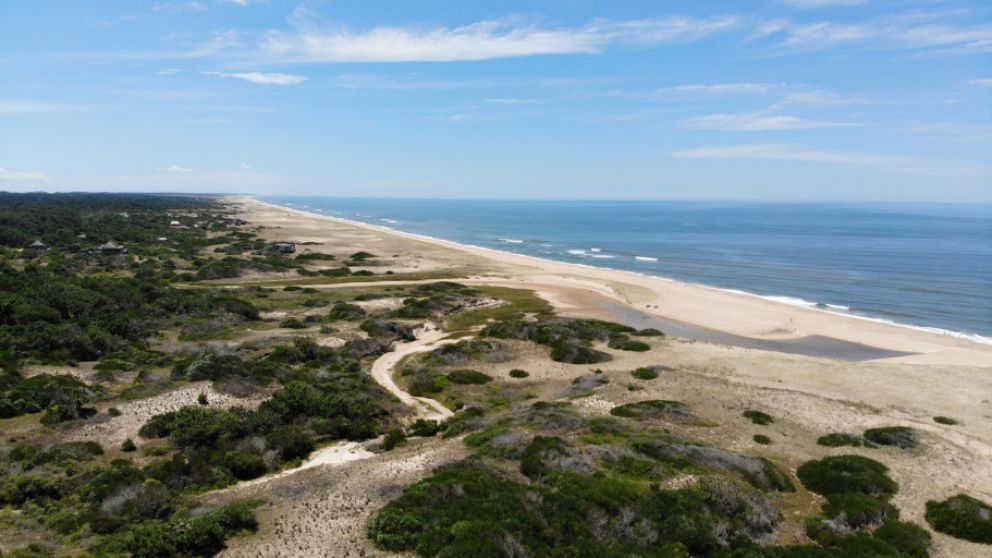 En Uruguay se ofrecen terrenos a pocos metros del mar