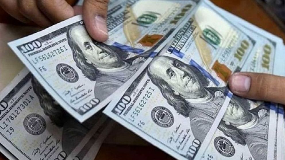 El dólar blue hoy volvió a operar estable