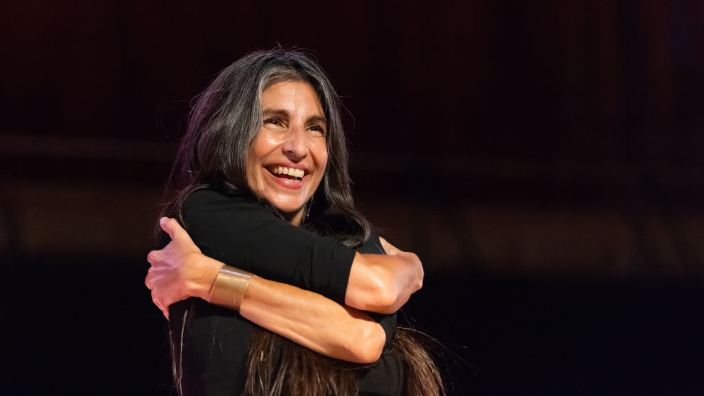 El abrazo que la Peleritti dedic� a su p�blico (foto Manuel Pose Varela gentileza del CCK)