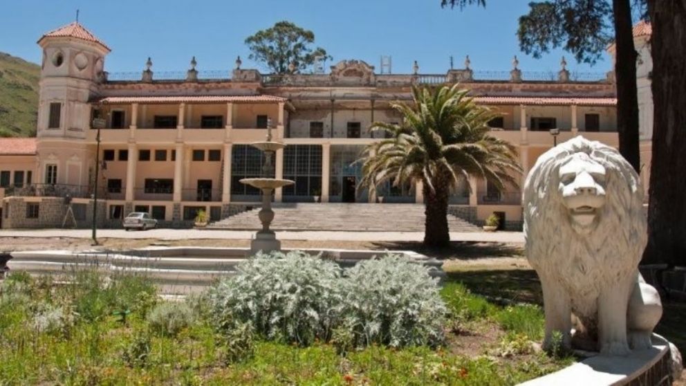 La imponente construcción del Hotel Edén