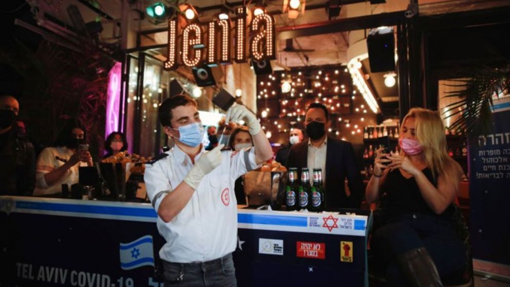 Bebida gratis por vacunarse: un bar en Israel ofrece una inusual promoción a quienes se inmunicen contra el coronavirus