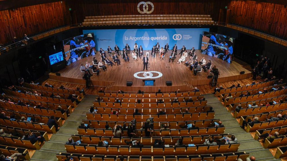 El auditorio contó con pocos invitados presenciales por la pandemia