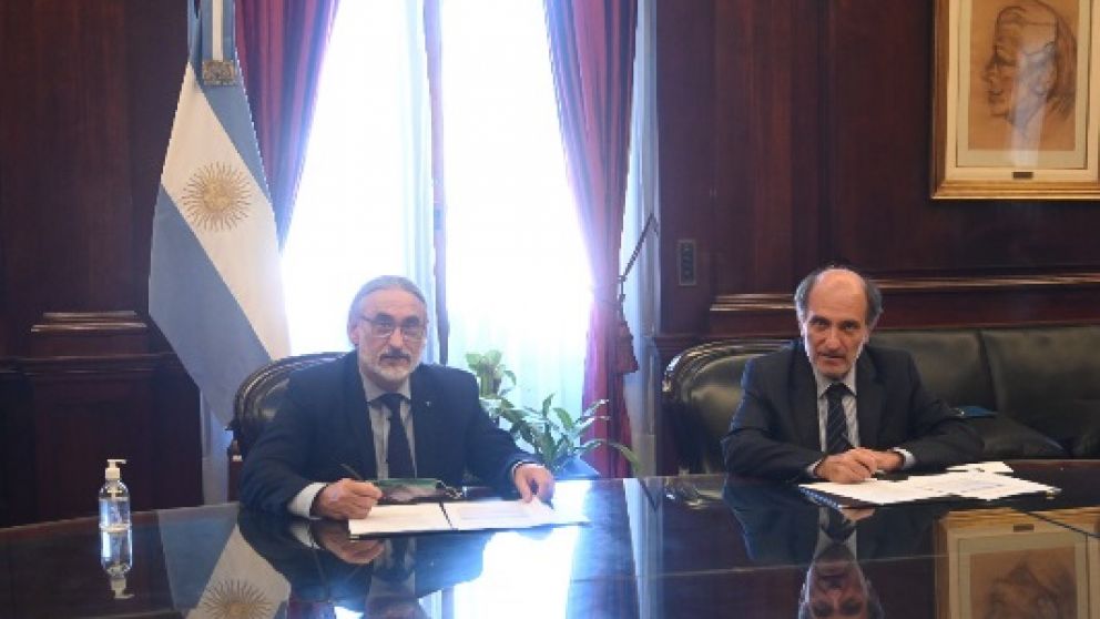 El ministro Luis Basterra con el presidente del Banco Nación, Eduardo Hecker