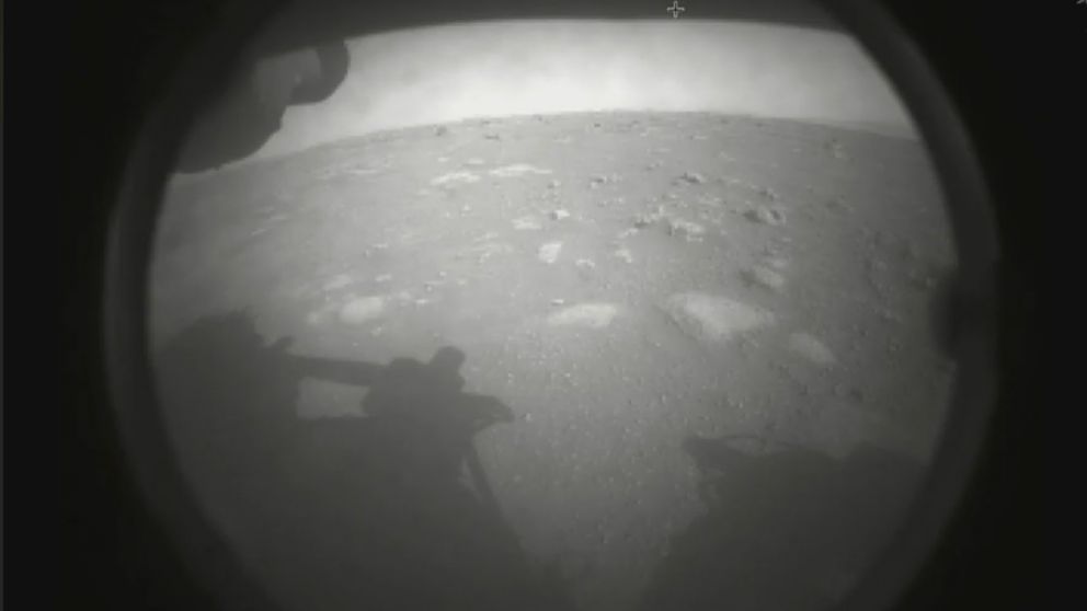 La primera imagen emitida por Perseverance tras su descenso en Marte