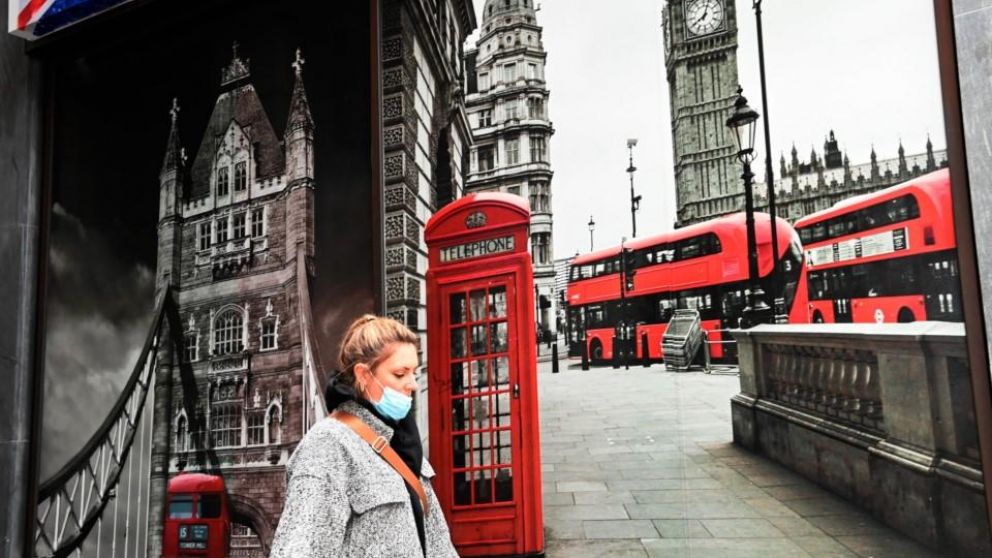 Caen los contagios de coronavirus en Inglaterra