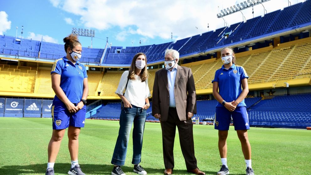 Fernanda Raverta junto a Jorge Amor Ameal y dos de "Las Gladiadoras"