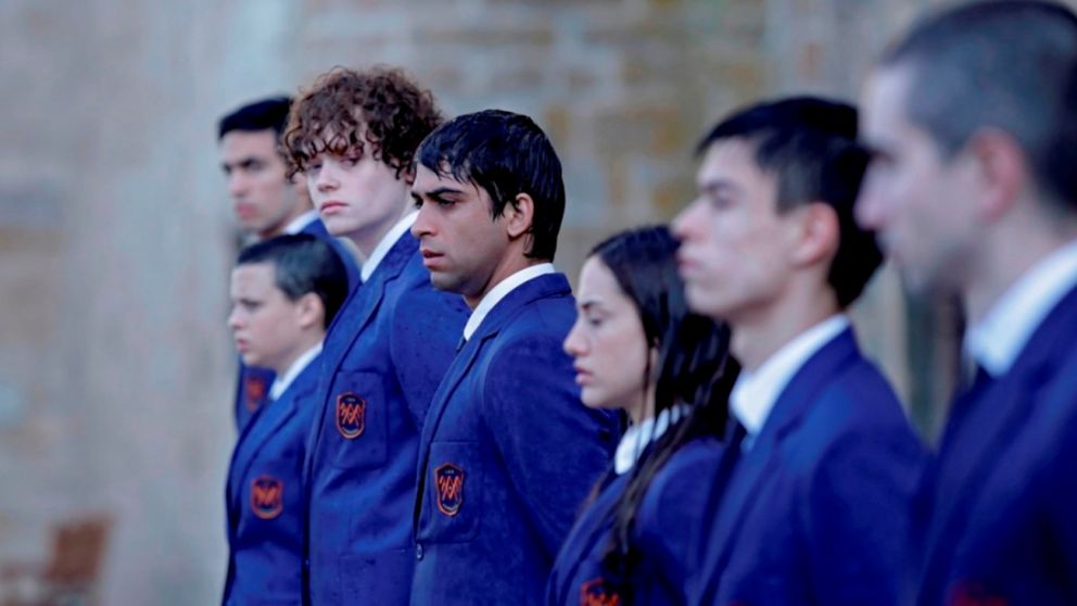 Un grupo de adolescentes inadaptados socialmente descubrirá cosas terribles.