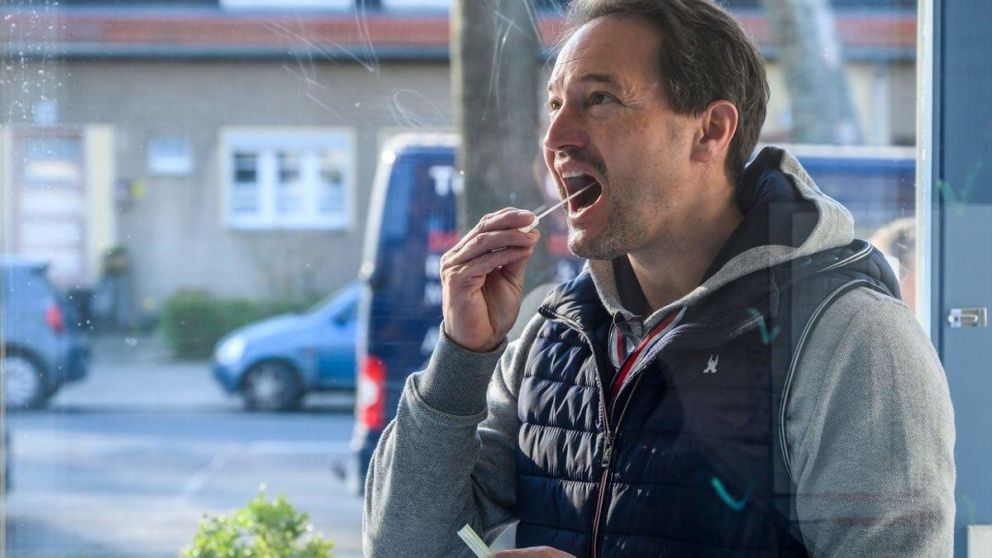 Alemania generaliza testeos de coronavirus gratuitos y autopruebas a 1 euro