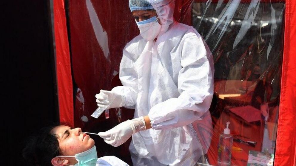 Perplejidad mundial por el descenso de casos de coronavirus en la India