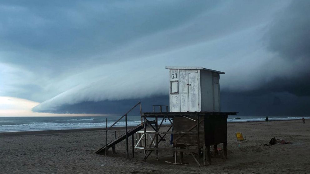 Playas vacías por cielo cubierto y lluvias en el partido de la Costa