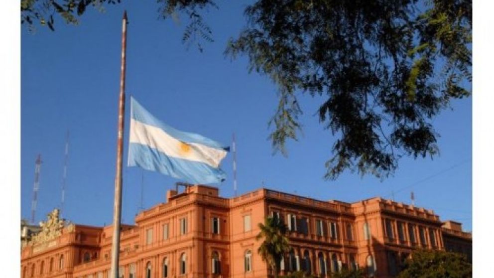 La bandera izada a media asta, señal de duelo