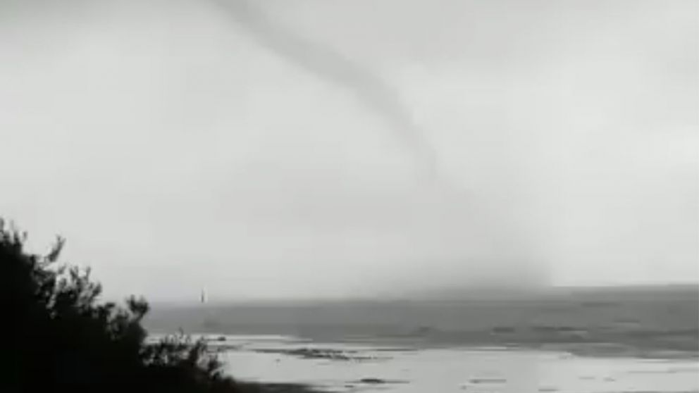 Pinamar fue azotado por un temporal y en Aguas Verdes se formó una tromba marina