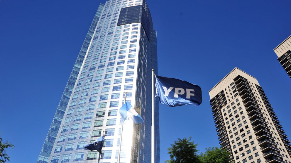 YPF cierra hoy el canje de deuda: expectativa por el nivel de adhesión
