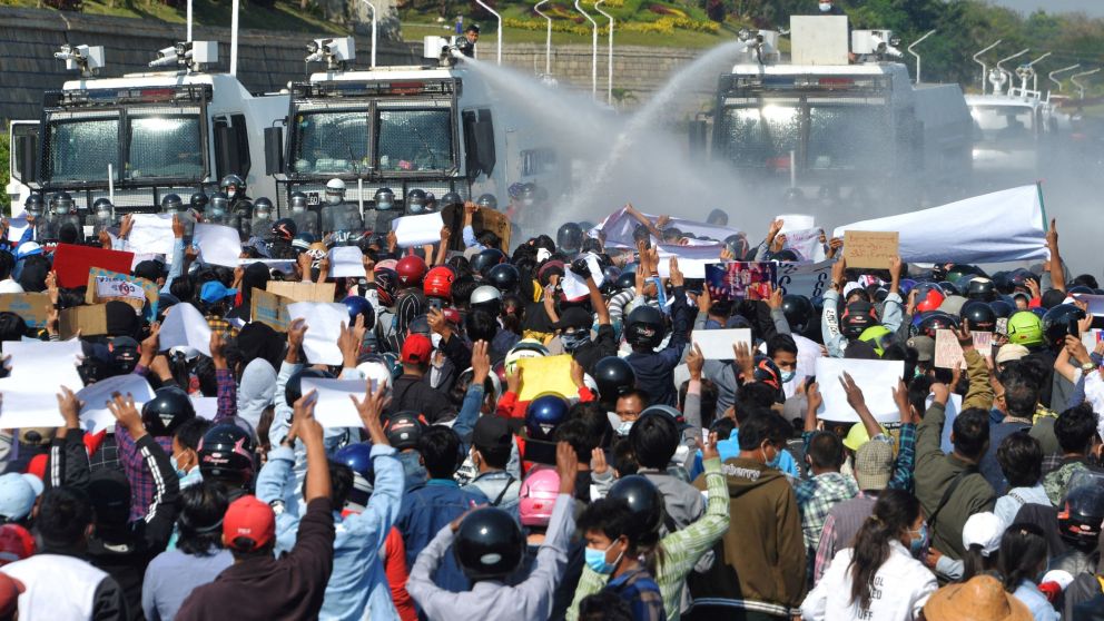 Carros hidrantes contra los ciudadanos