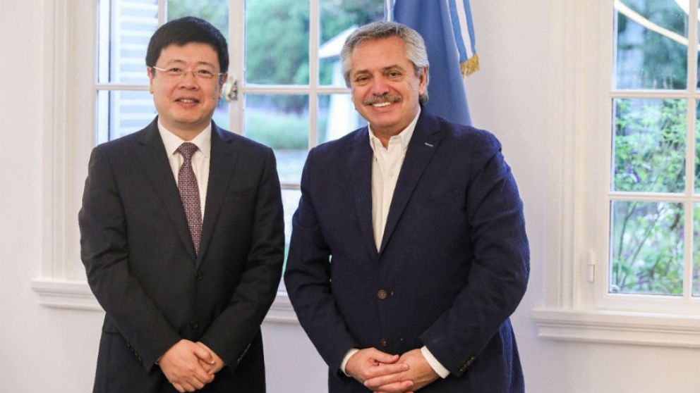 Alberto Fernández junto al embajador chino en Argentina, Zou Xiaoli