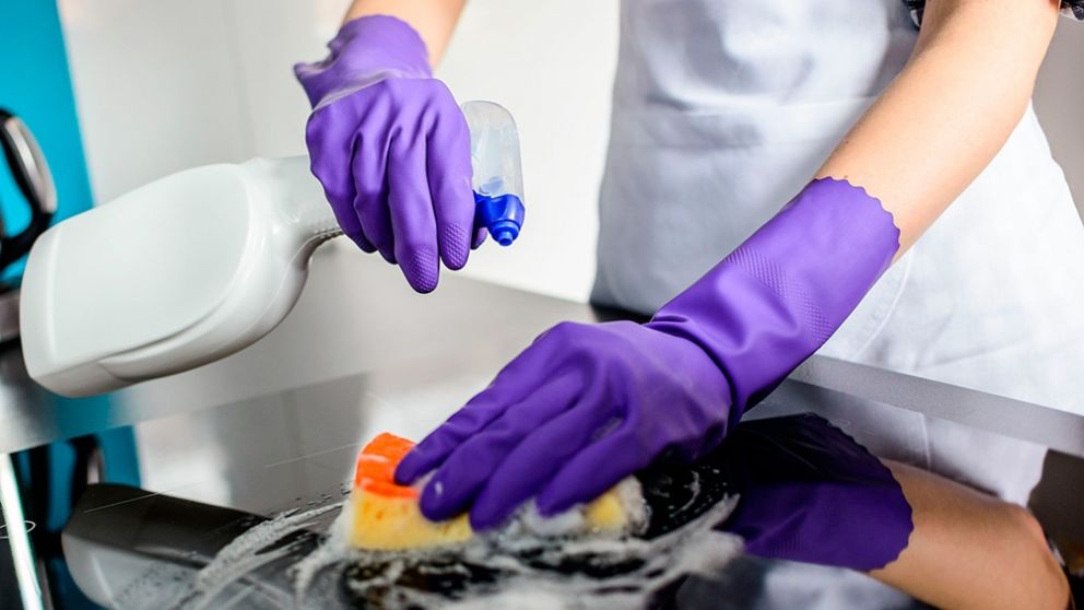 Aunque relativizan el contagio por contacto de superficie, no desaconsejan medias de higiene