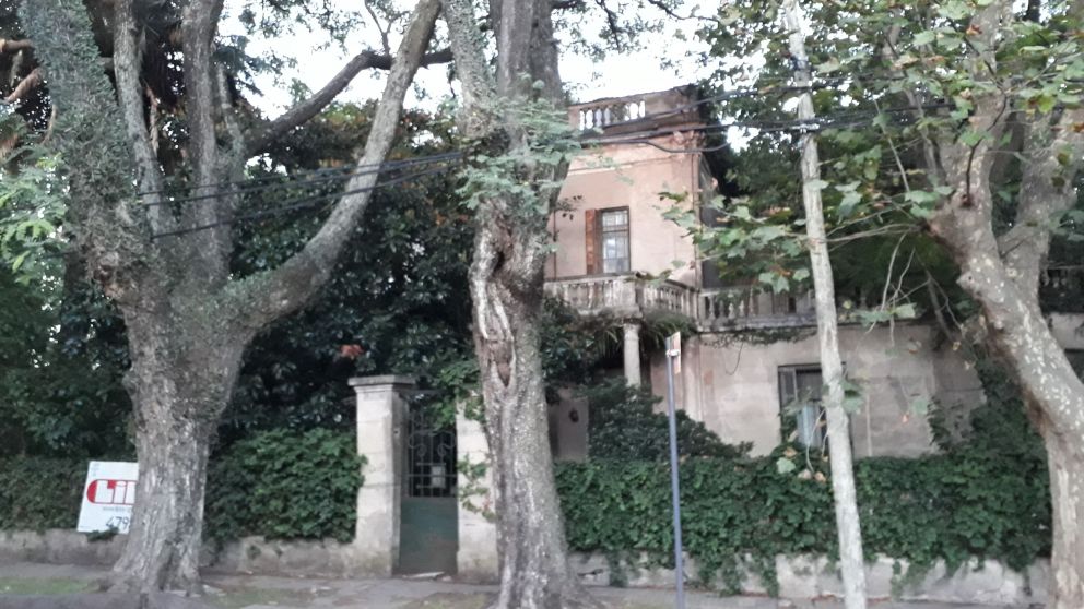 Villa Rosa, la mansión más grande y antigua de Florida con cartel de venta.