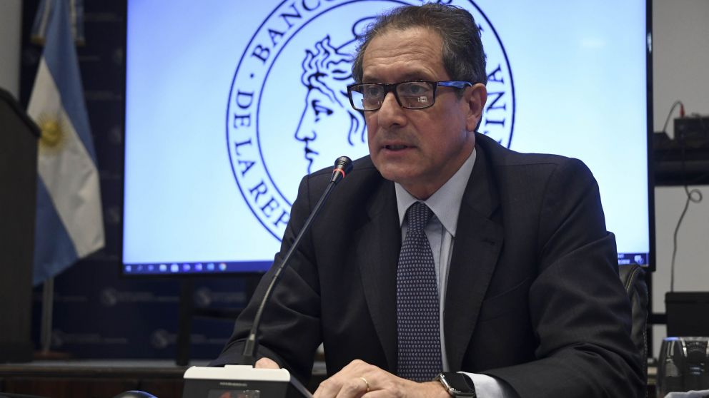 Telam, Buenos Aires, 15 de septiembre de 2020: El presidente del Banco Central, Miguel Pesce, anunció esta tarde que la compra de dólar ahorro tendrá a partir de mañana un recargo del 35% en concepto de retención del impuesto a las Ganancias y que las ope