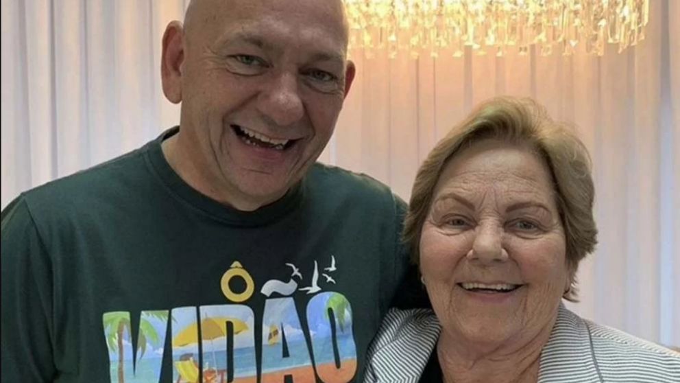 El empresario Luciano Hang junto a su madre Regina