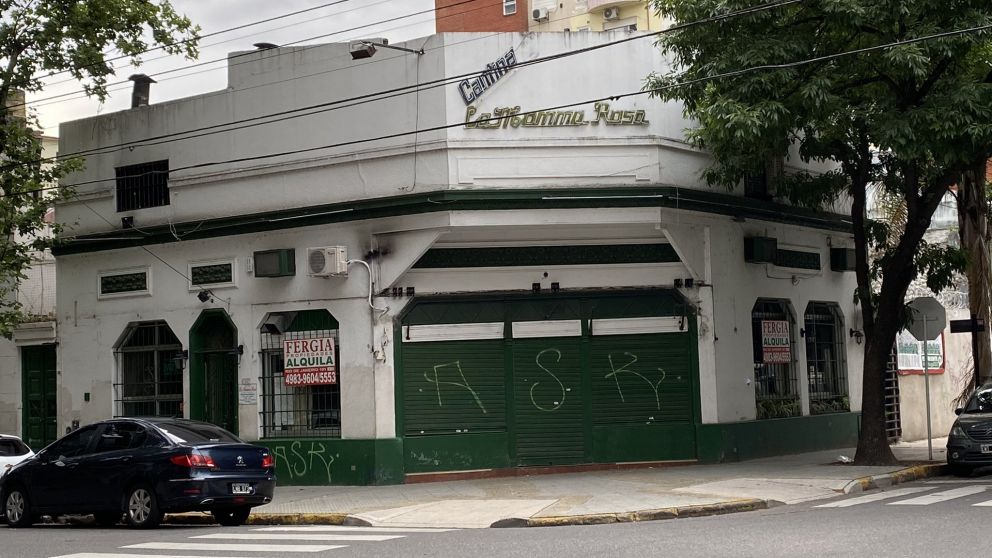El cartel de alquiler duro poco en la esquina de Jufré y Julián Álvarez