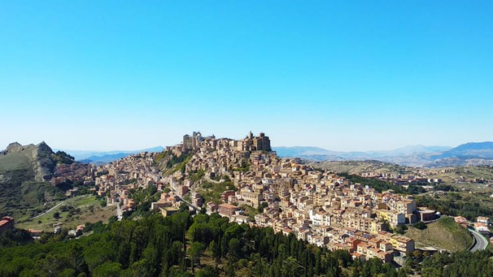 Troina está ubicado en la isla de Sicilia y las venden casas a un Euro