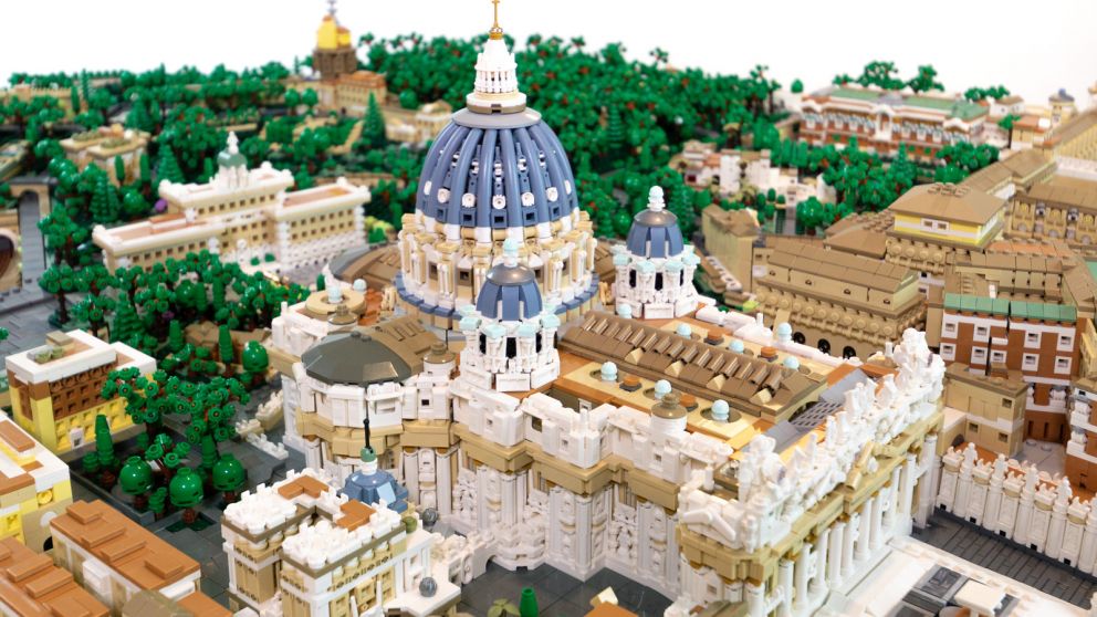 Un artista creó una réplica del Vaticano con piezas de Lego