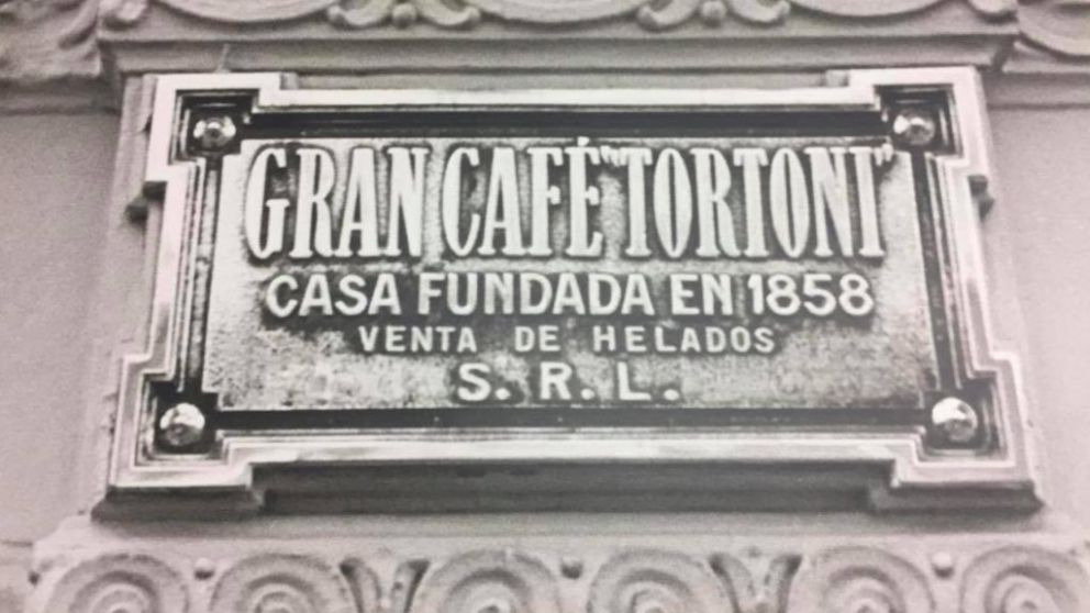 La placa fue colocada en el año de su fundación, 1858
