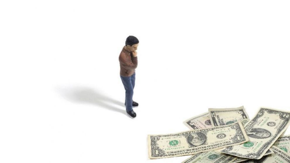 La cantidad de dólares vendidos comenzó a bajar en octubre, con el cepo más duro