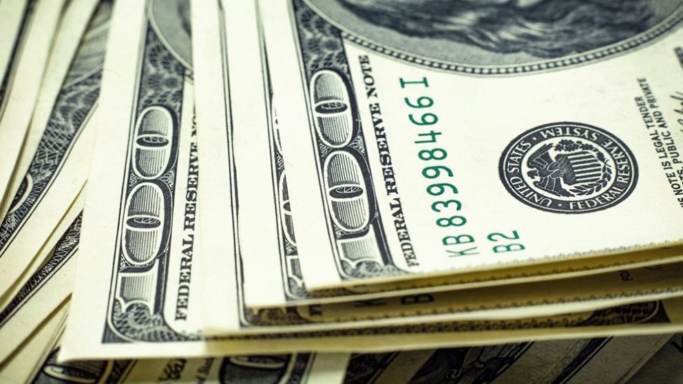 Es la tercera vez desde septiembre que se reduce el parking del dólar MEP