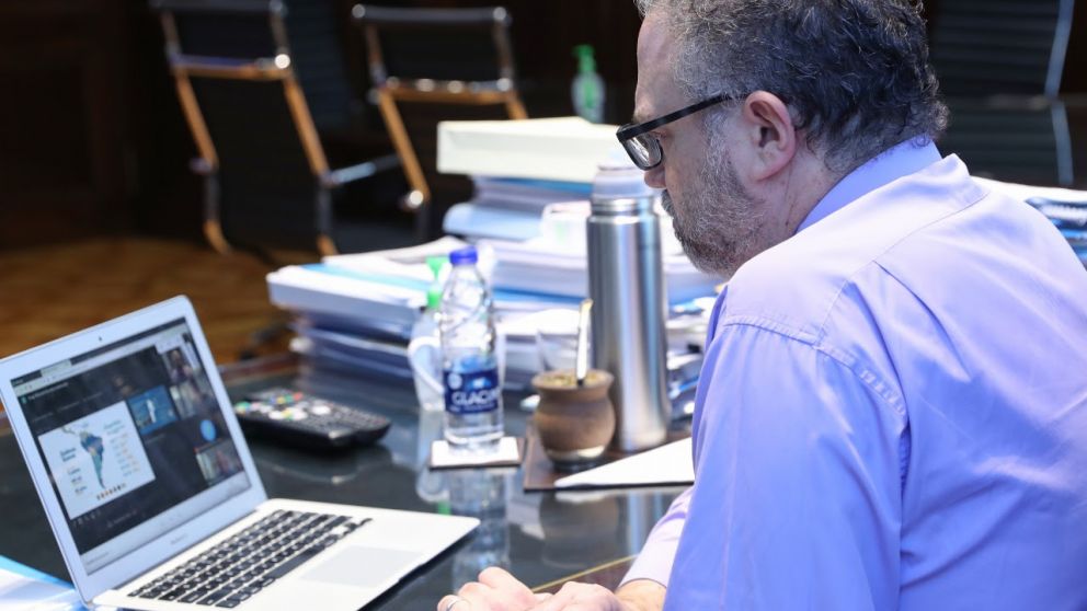 Kulfas mantuvo una conversación con autoridades de Cencosud de manera virtual