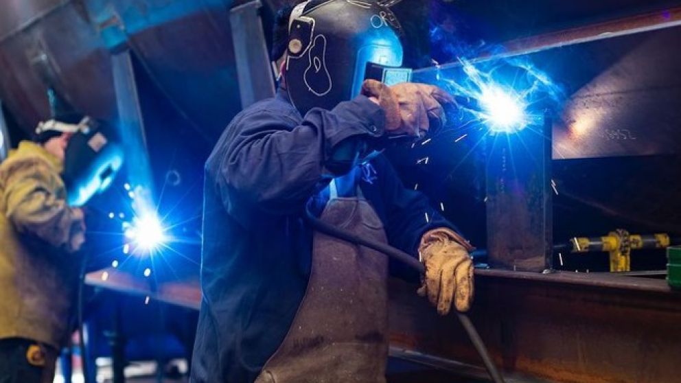 El trabajo en QM que fabrica equipos de asistencia a pozo que se usan en distintos procesos de gas, petróleo, minería e industria