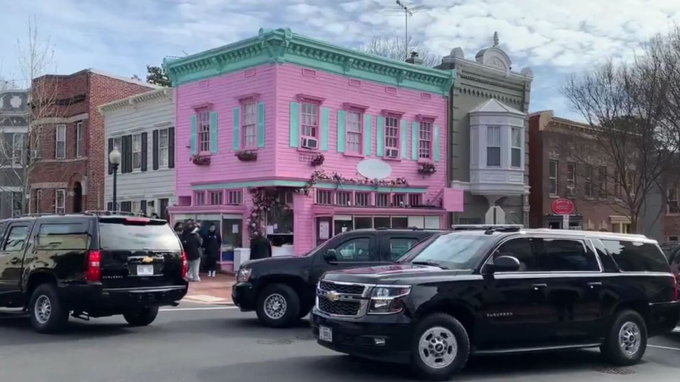 La caravana entera que trasladaba a Biden se frenó de golpe frente al colorido local de la argentina