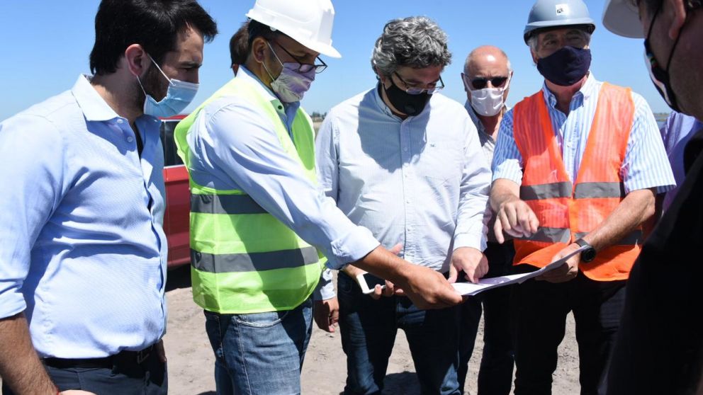 El ministro Rodríguez, durante la recorrida por las obras