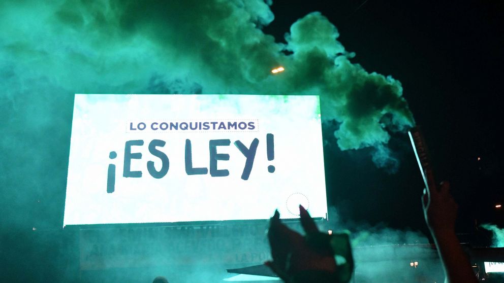 Junto con la IVE se aprobó la ley del Plan 1000 Días que provocará cambios en la AUH y AUE de Anses