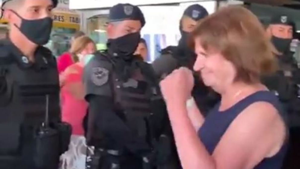 Bullrich se encontraba presentando su último libro cuando los agentes la saludaron