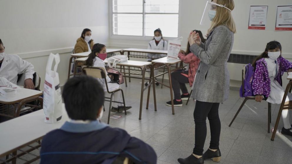 Los docentes comenzarán a recibir la vacuna la semana que viene