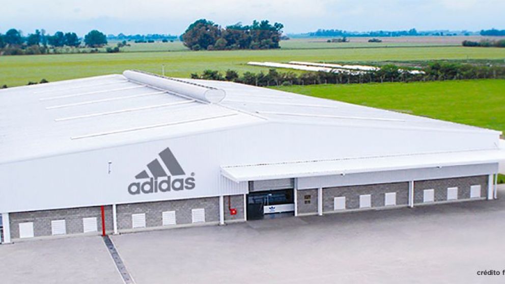 Reabren planta que fabricaba zapatillas Adidas