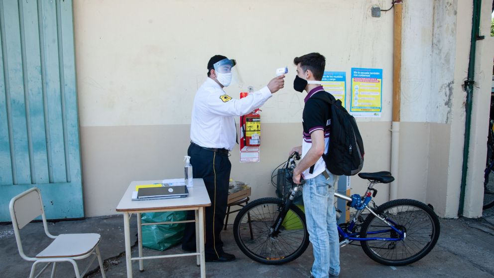 Los gremios docentes piden estar vacunados para volver a clases presenciales
