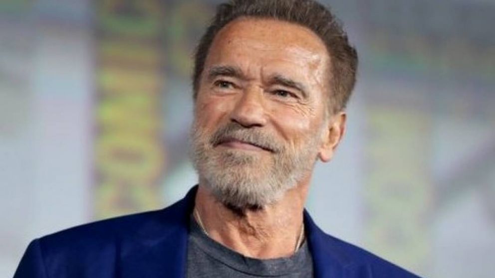Schwarzenegger se vacunó en su auto y hace campaña por Moderna