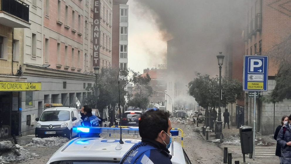 Nueve dotaciones de Bomberos y 11 unidades del servicio de emergencia Samur trabajan en el lugar de la explosi�n 