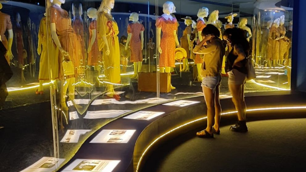 El Museo Evita reabre con una muestra escultórica de trajes de la líder