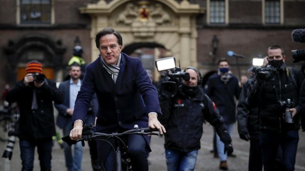 El primer ministro entregó su dimisión en bicicleta