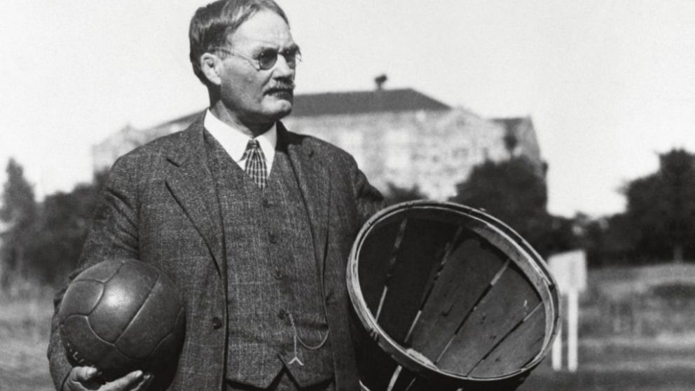 James Naismith inventó el básquet cuando tenía 30 años. Inicialmente usó un canasto de durazno como aro